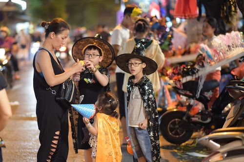 Trẻ em thích thú vui chơi, mua sắm đồ hóa trang trước thềm Halloween