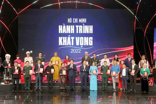 Tôn vinh điển hình tiêu biểu trong học tập và làm theo Bác Hồ