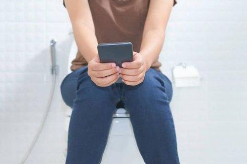Dừng ngay thói quen dùng điện thoại trong nhà vệ sinh nếu bạn không muốn mắc bệnh