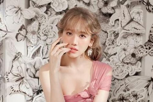 Nhan sắc Hari Won thay đổi thế nào sau khi về Hàn Quốc chữa trị bệnh liệt cơ mặt?