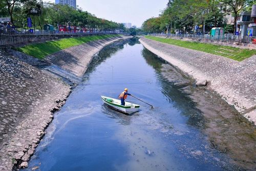 Truy tìm tung tích thi thể phân hủy trên sông Tô Lịch