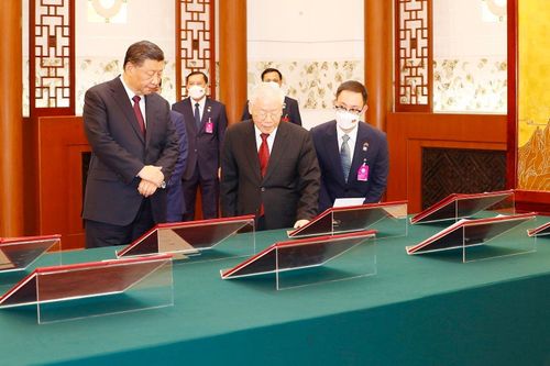 Việt Nam và Trung Quốc ký kết 13 văn kiện hợp tác