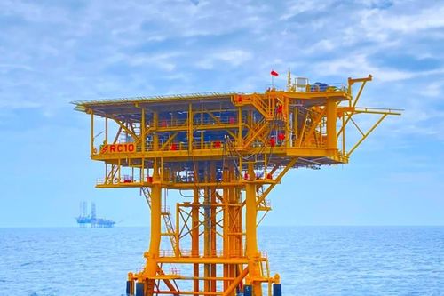 Vietsovpetro đón dòng dầu thương mại đầu tiên từ tổ hợp giàn RC-10 mỏ Rồng