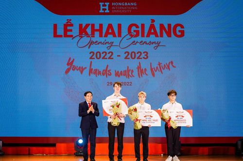 4 tân sinh viên xuất sắc của HIU nhận học bổng tài năng 250 triệu đồng mỗi suất