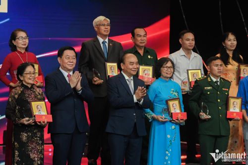 'Hồ Chí Minh - Hành trình khát vọng 2022': Tôn vinh những tấm gương tận hiến vì dân