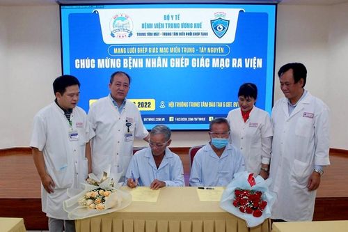 Hai bệnh nhân mù nhìn thấy ánh sáng sau 10 năm