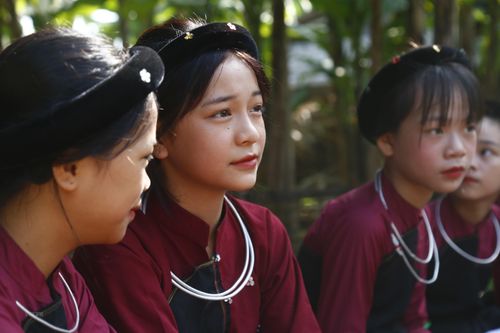 Hình ảnh người dân tộc Cao Lan giữ gìn bản sắc văn hóa truyền thống