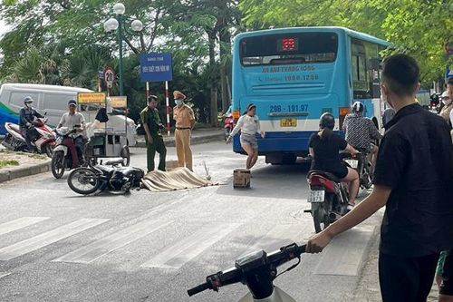 Hai xe máy va chạm nhau, một phụ nữ ngã vào bánh sau xe buýt tử vong