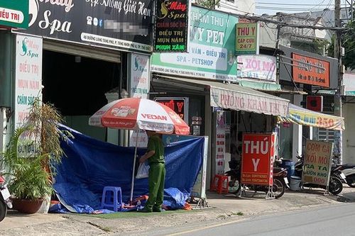 Đi học về, con gái hoảng hốt khi thấy bố tử vong, mẹ bị thương nặng