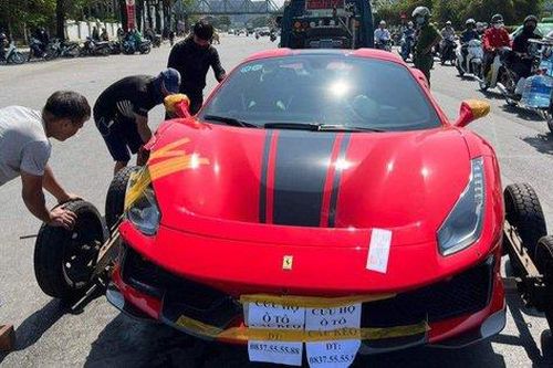 Cận cảnh siêu xe Ferrari 488 tông chết người ở Hà Nội