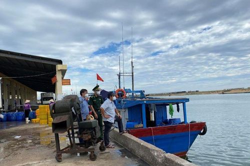 Phú Yên: Tàu cá bị sóng đánh chìm, 1 người mất tích