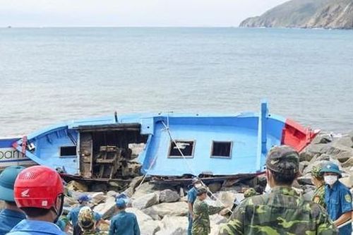 Thuyền cá bị sóng biển đánh chìm, 1 ngư dân mất tích