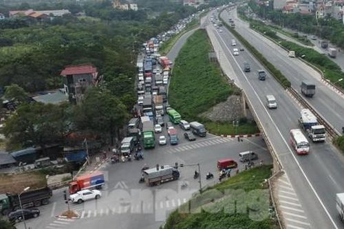 Sau khi được điều chỉnh lại dải phân cách, hai đầu cầu Thanh Trì thường xuyên ùn tắc