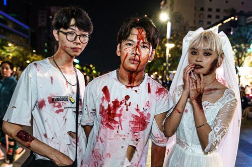 'Cô dâu ma, thần chết' lượn lờ phố đi bộ Nguyễn Huệ đêm hội Halloween