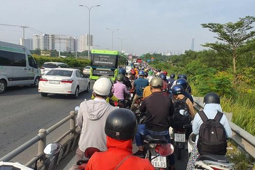 Xe container đâm dải phân cách, cao tốc TP.HCM - Long Thành tê liệt