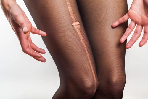 Phụ nữ tìm cách thoát khỏi tình trạng rách quần tất