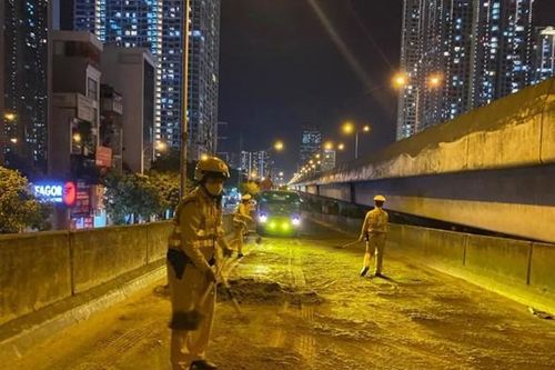 CSGT Hà Nội dọn vết dầu loang trên đường Vành đai 3