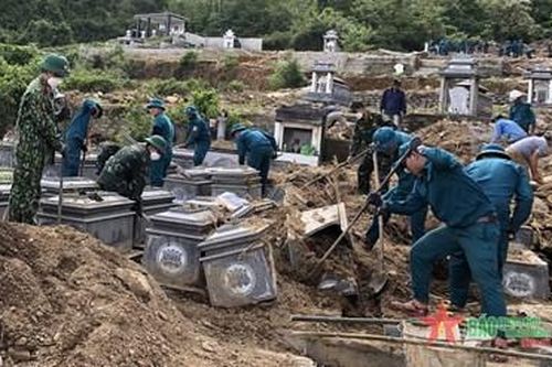 Lực lượng vũ trang thành phố Đà Nẵng: Nỗ lực giúp dân tìm người đã khuất