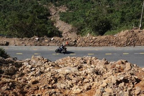 Đèo Hải Vân ngổn ngang đất đá, tiềm ẩn nguy hiểm khi mưa lớn