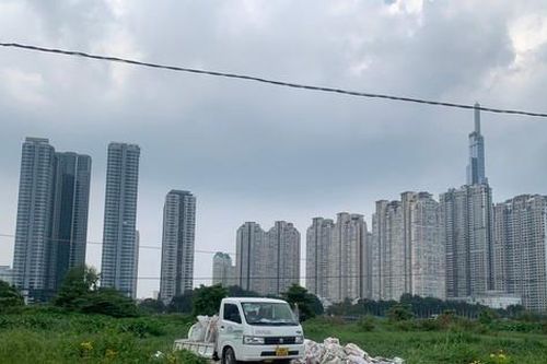 Bắt quả tang xe tải đổ chất thải dưới cầu Thủ Thiêm