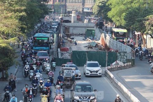 Cận cảnh công trường cầu vượt Chùa Bộc nhiều lần 'vỡ' tiến độ