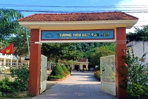 Phụ huynh vác dao vào trường ép hiệu trưởng quỳ xin lỗi, Phòng GD&ĐT báo cáo gì?
