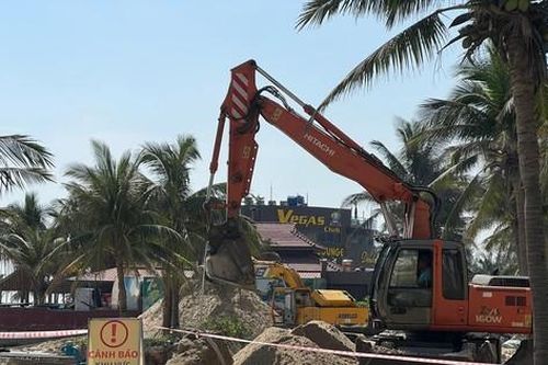 Bãi biển Đà Nẵng vẫn ngổn ngang 'thương tích' sau trận mưa lịch sử