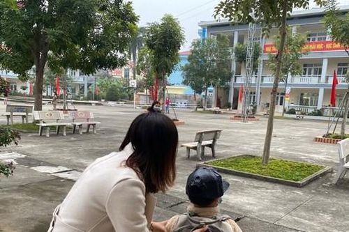 Phụ huynh cầm dao ép hiệu trưởng quỳ: Lỗ hổng an ninh trường học rất lớn