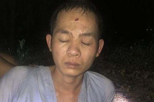 Tên trộm bị chủ quán cơm phát giác khi đang ôm túi nhẫn vàng