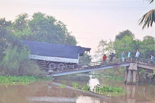Xe chở 15 tấn gạo làm sập cầu tải trọng 5 tấn