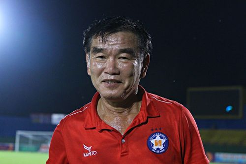 HLV Phan Thanh Hùng xúc động vì sắp trụ hạng