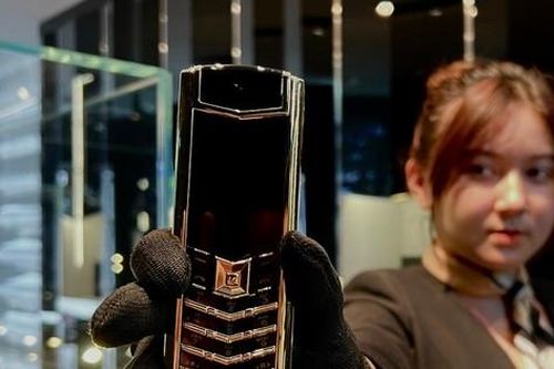Vào cửa hàng Vertu chính hãng tại TPHCM