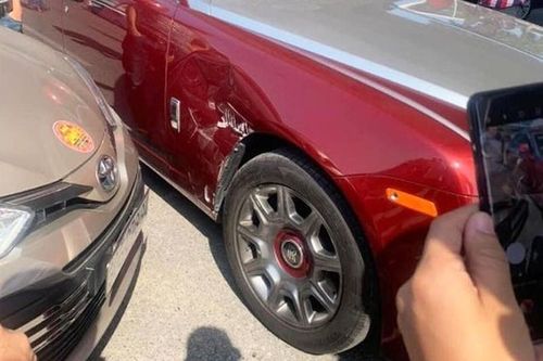 Toyota Vios đâm thủng 'biệt thự di động' Rolls-Royce Ghost ở Hà Nội