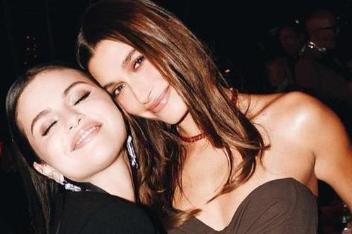 Selena Gomez lên tiếng về ảnh chụp chung với Hailey Bieber