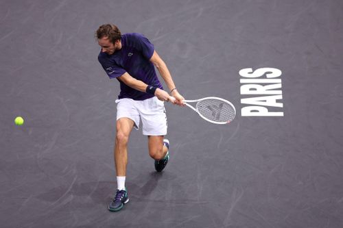 Medvedev nổi đóa, đập tan vợt sau khi bị loại khỏi Paris Masters