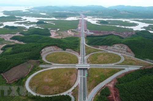 Quảng Ninh yêu cầu đẩy nhanh tiến độ xây dựng các trạm dừng nghỉ trên cao tốc Vân Đồn – Móng Cái