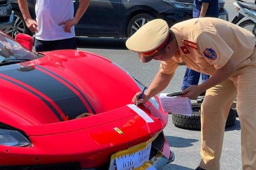 Lái xe Ferrari gây tai nạn chết người ở Hà Nội đã ra đầu thú