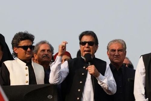 Cựu Thủ tướng Pakistan bị bắn khi tuần hành giữa phố