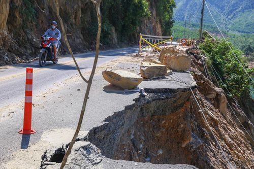 Tuyến đường hơn 700 tỷ nứt toác sau đợt mưa lịch sử