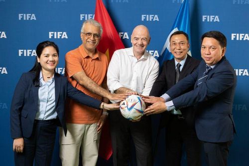 Chủ tịch FIFA chúc mừng những tiến bộ vượt bậc của bóng đá Việt Nam
