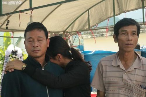 Vụ giẫm đạp ở Hàn Quốc: Xót lòng cảnh người cha bước đi xiêu vẹo, run rẩy khi đón lấy thi thể con gái