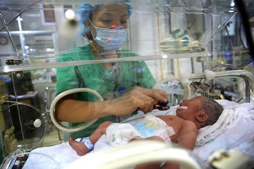 Bé sơ sinh tím tái, ngừng tim do bị 'đẻ rơi'