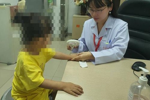 Bé 18 tháng tuổi mắc bệnh giang mai, bác sĩ chỉ ra con đường lây nhiễm của trẻ