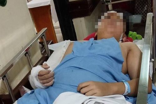 Tụt quần, thộp ngực, vỗ mông - những kiểu đùa nguy hiểm phạm luật của học sinh