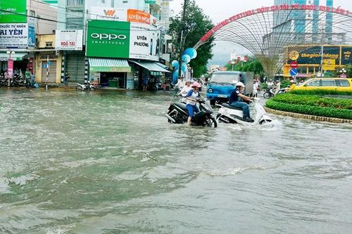 Bạc Liêu: Nhiều tuyến đường bị hư hỏng nặng do mưa lớn và triều cường