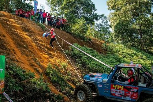 'Dựng tóc gáy' với các tay đua vượt dốc cheo leo