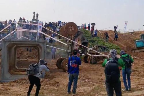 Ô tô chổng 4 bánh lên trời sau màn leo cống hộp cao hơn 2 mét