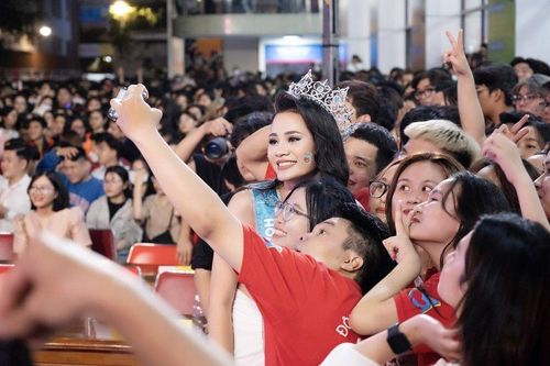 Hoa hậu Đinh Như Phương xúc động khi về thăm trường