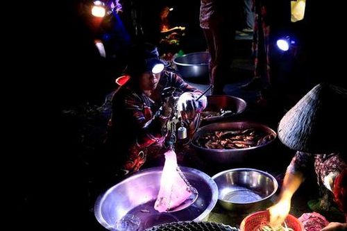 Đi 'chợ ma' Tha La