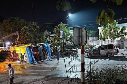 Xe khách mất phanh khi xuống dốc gây tai nạn làm nhiều người nước ngoài bị thương